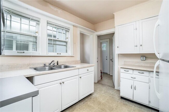 Building Photo - 1300 Rockhurst Rd