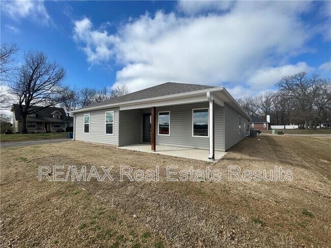 Building Photo - 806 Comanche Dr