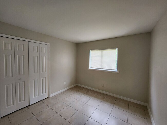 Building Photo - 5013-5015 Locke Ln