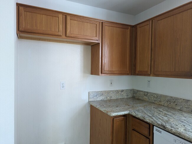 Building Photo - 5 Holtz Ct