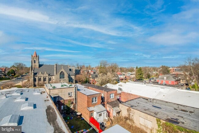 Building Photo - 6211 Woodbine Ave