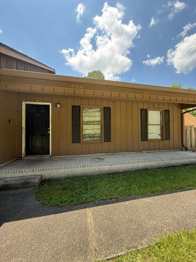 Building Photo - 205 Courtney Way