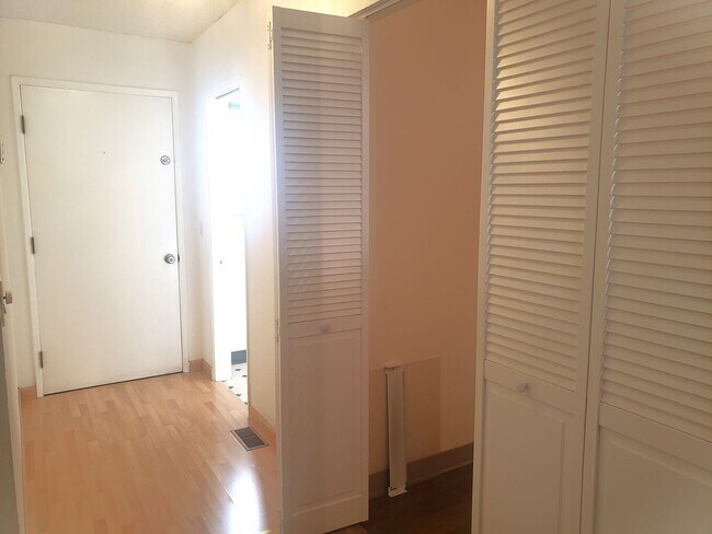 Building Photo - Charming Townhouse! Water Sewer and Garbage Included!