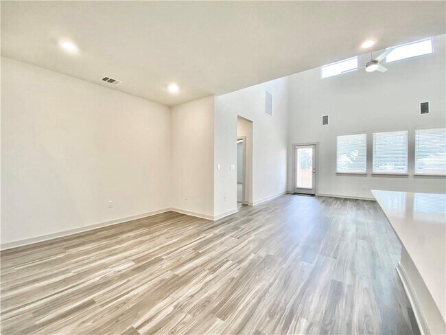 Building Photo - 100 Geminiflora Bend