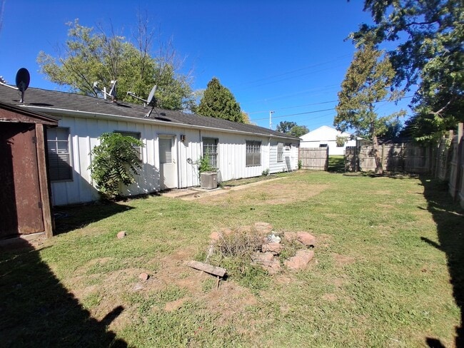Building Photo - 1709 Crestview Dr