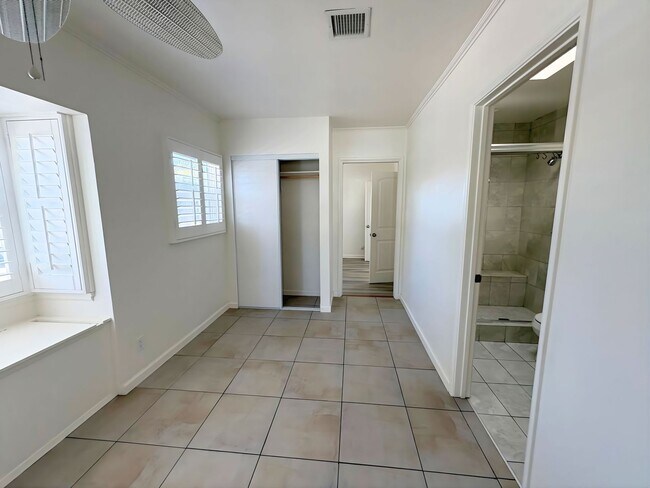 Building Photo - 587 E Arrow Hwy