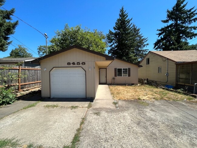 Building Photo - This Adorable 3 Bed / 2.5 Bath Ranch Style Homes Offers A Large Backyard and Beautiful Natural Li...