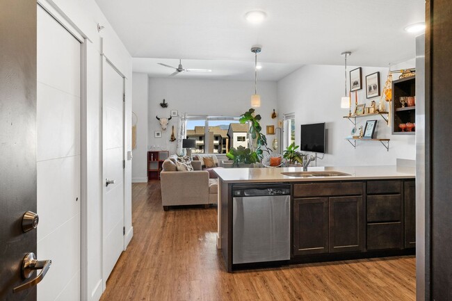 Building Photo - Top Floor-Gorgeous Unit Stunning Views-Luxury