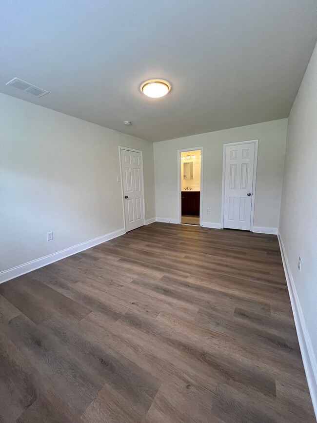 Building Photo - Fully Renovated 3 Bedroom 2 Bathroom Apart...