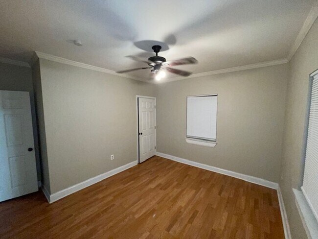 Building Photo - 3 bedrooms 1 bath