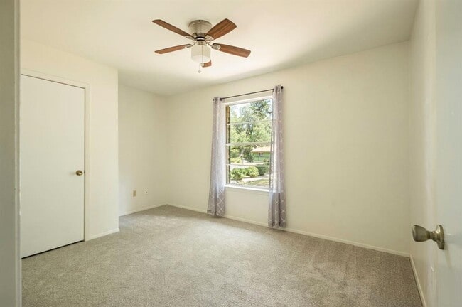 Building Photo - 9404 Shady Oaks Dr