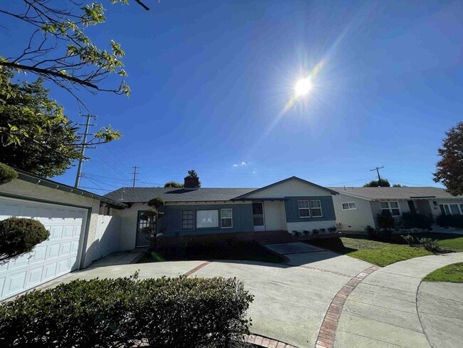 Building Photo - COMPLETELY REMODELED WOODLAND HILLS POOL HOME!