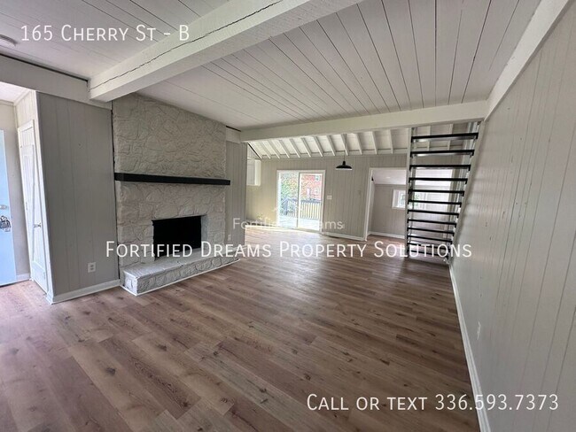 Building Photo - 165 Cherry Dr