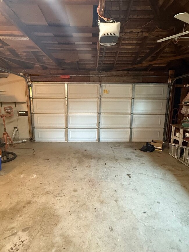 Building Photo - 3 bed 2 bath available in Sacramento!