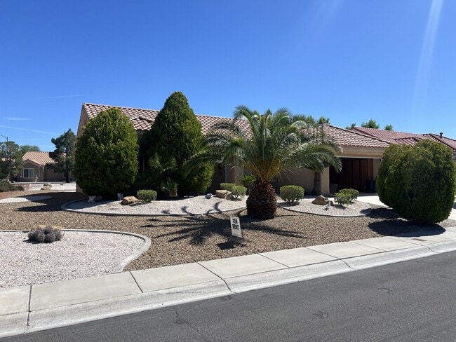 Building Photo - Beautifully Updated 2 Bedroom, 2 Bathroom ...