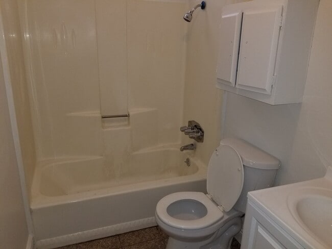 Building Photo - Large 2 Bedroom!