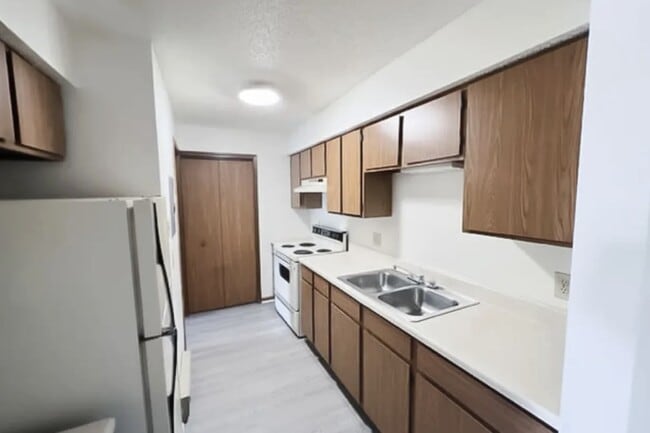 Building Photo - 10 Park Terrace Blvd