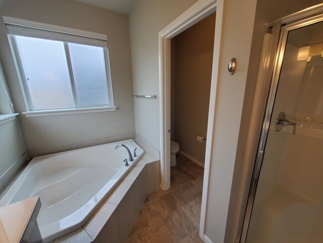 Building Photo - Beautiful Newer 4 Bedroom In Tahoma Terra Neighborhood!