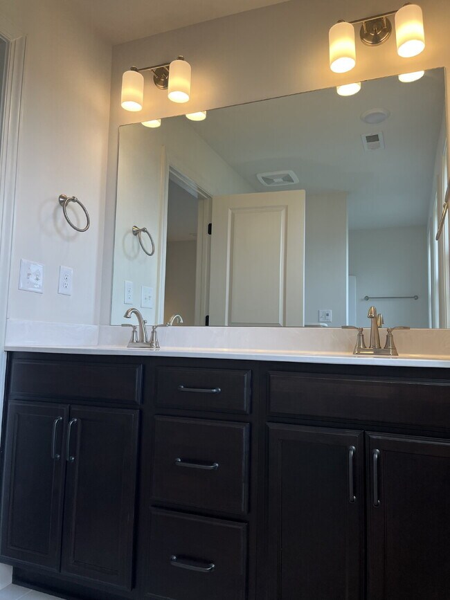 Building Photo - "Spacious 4-Bedroom Retreat with 3.5 Baths in Charming Mt. Juliet!"