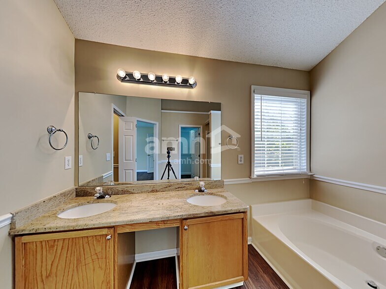 Building Photo - 409 Ascott Way