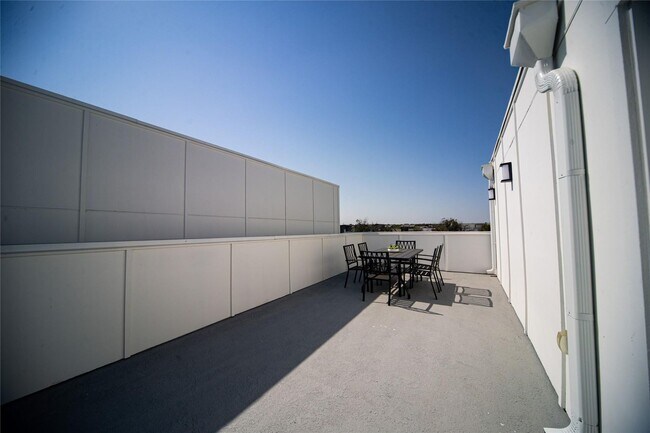 Building Photo - Urbane Crest Drive #236