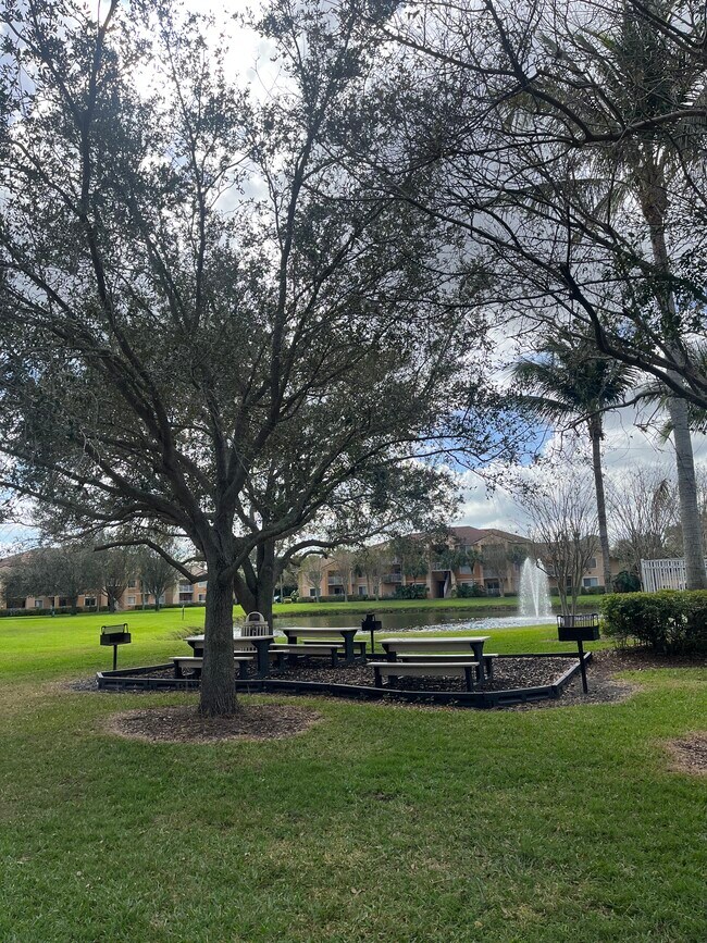 Building Photo - 151 SW Palm Dr