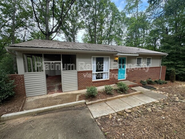 Primary Photo - 656 N Chestatee St