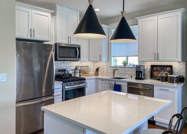 Building Photo - 3 Bedroom, 2 Bath with Spectacular Views o...