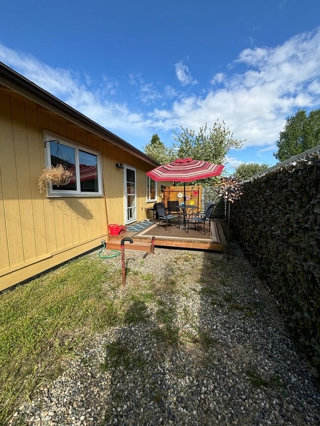 Building Photo - Cozy 3-bedroom home / Pet friendly / Fence...