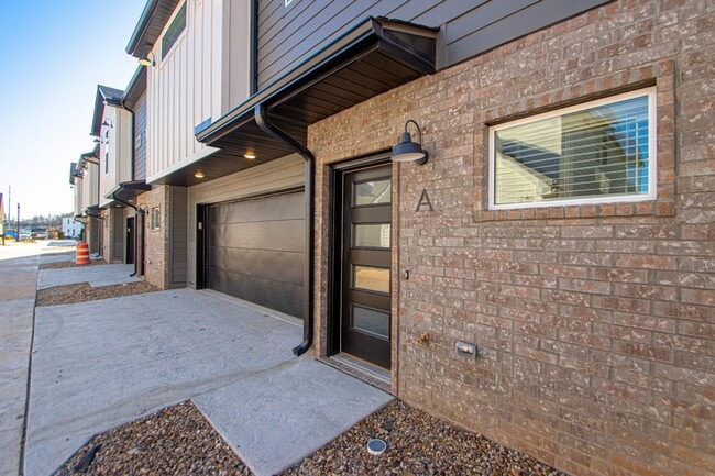 Building Photo - 2 Bed 2 Bath 2 Car Garage Townhome in Rock...