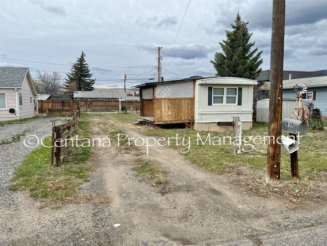 Building Photo - 2 bedroom mobile home near McDonald's!