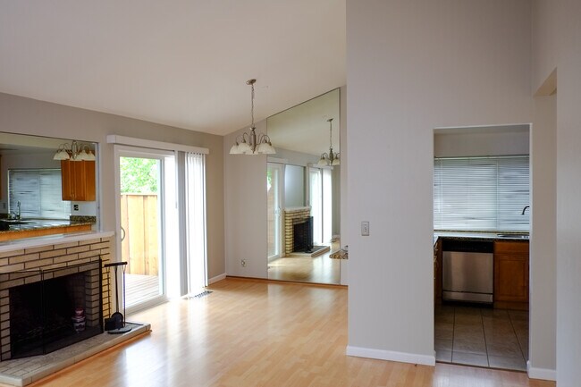Dining room - 20235 Northglen Sq