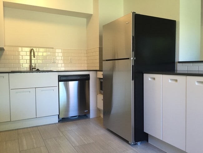 Building Photo - Great 2 BR/1 BA duplex unit available!