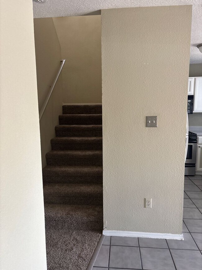 Building Photo - 6405 La Habra Ln NE