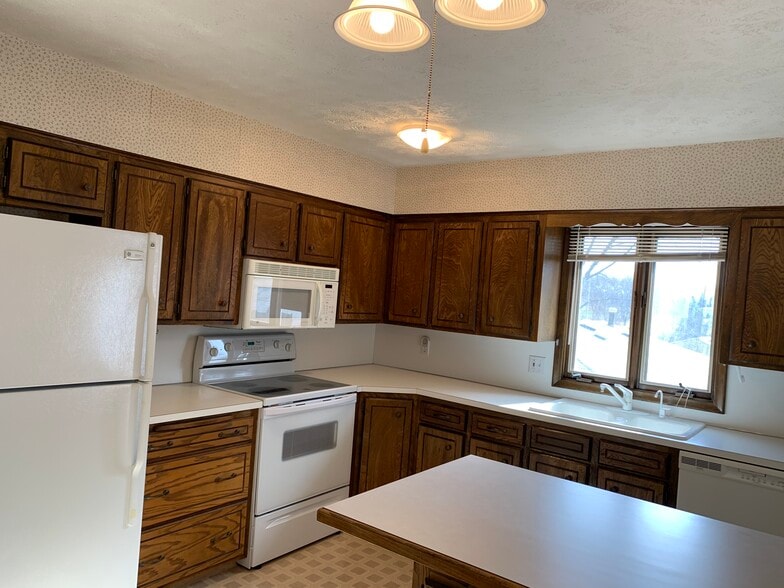 Building Photo - 10205 T Cir