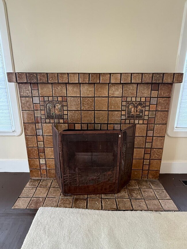 Building Photo - Huge 2 Bed House with a Shared Back Patio