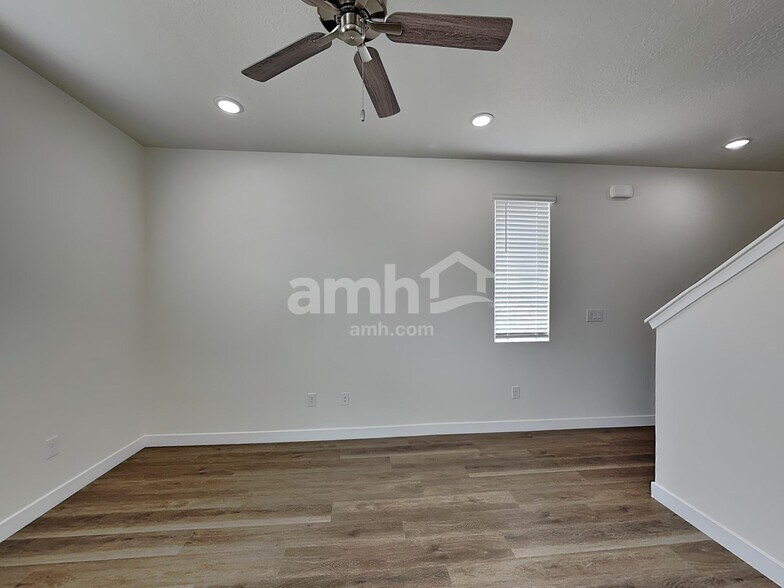 Building Photo - 1322 W Mahogany St
