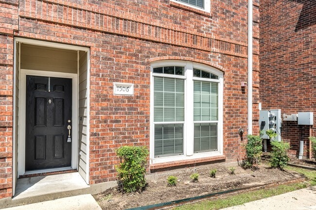 Building Photo - 305 Holleman Dr E