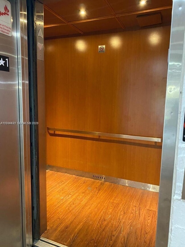 Building Photo - 721 N Pine Island Rd