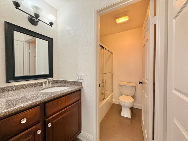 Building Photo - Bright & Spacious Condo Living with Parking!