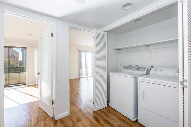 Building Photo - 1738 S Bentley Ave