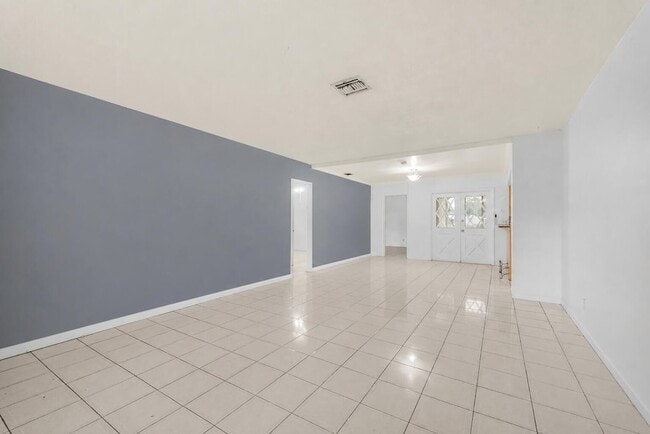 Building Photo - 117 SW 4 Ave