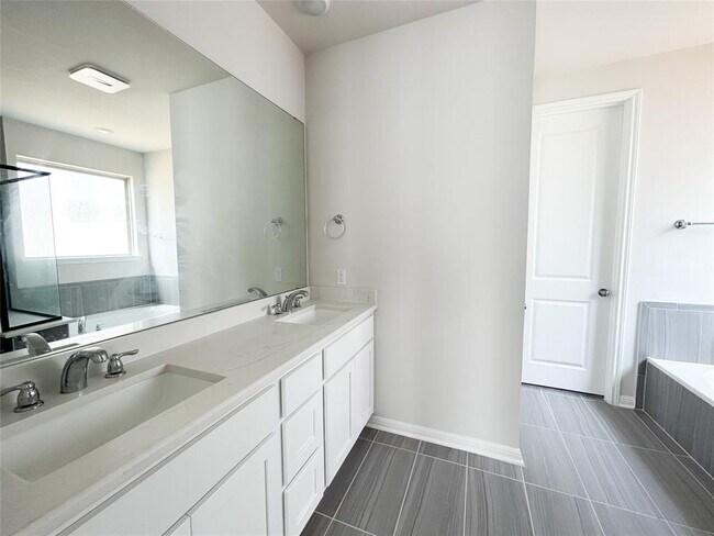 Building Photo - 4620 Modena Bay Bend