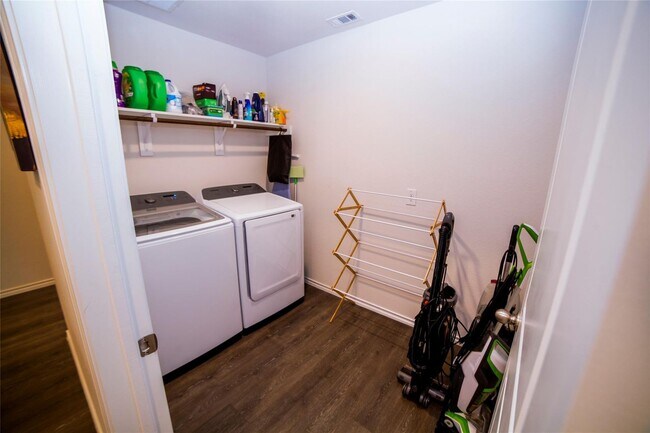 Building Photo - 103 Whirlway Ln
