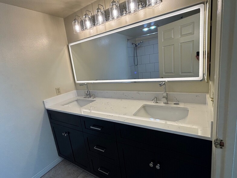 master bathroom - 999 Figueroa Ter