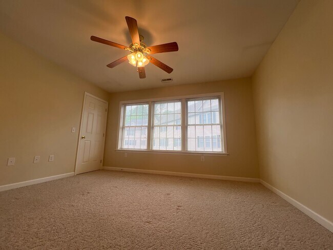 Building Photo - 4 Pineview Pl