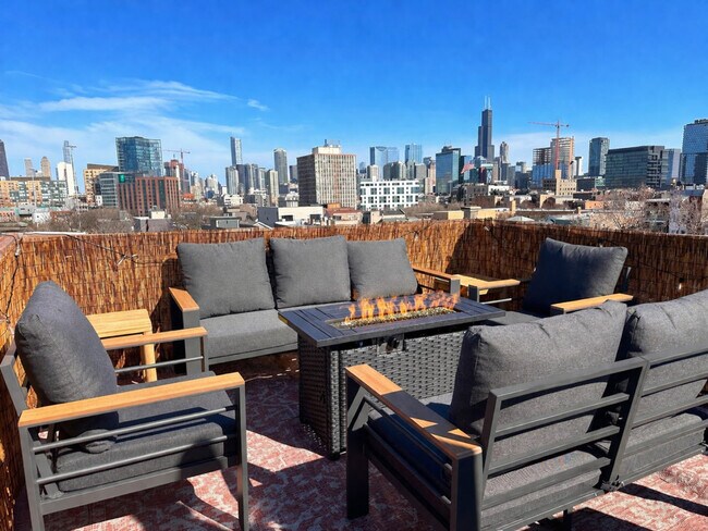 Building Photo - 736 N Throop St