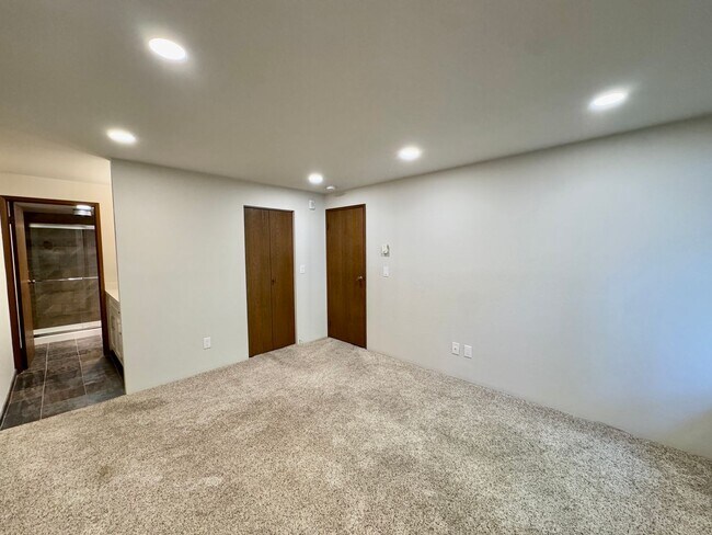 Building Photo - Woodlake Condo!!!