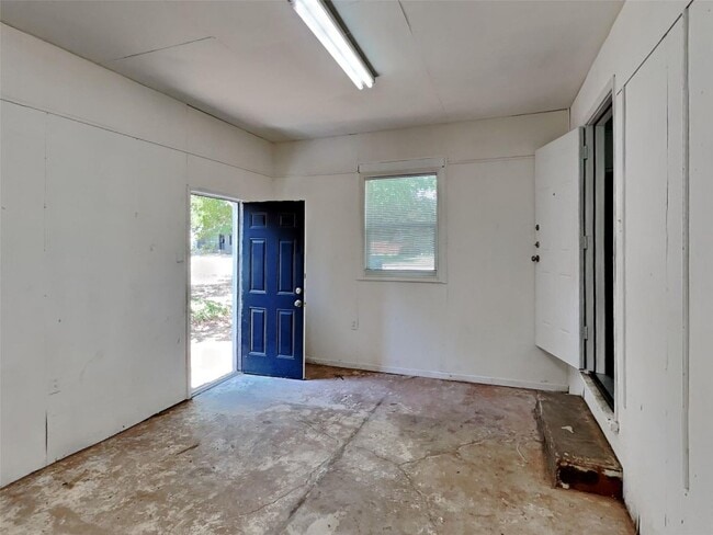 Building Photo - 3 BR/1BA |Single Family Home |  Gated backyard| In Denton