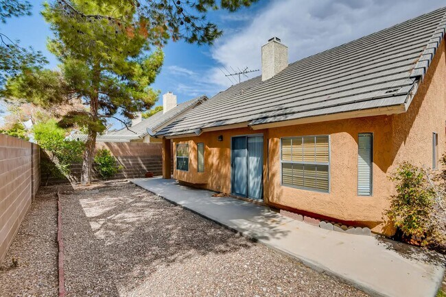 Building Photo - Charming 3 Bedroom Home In Henderson !